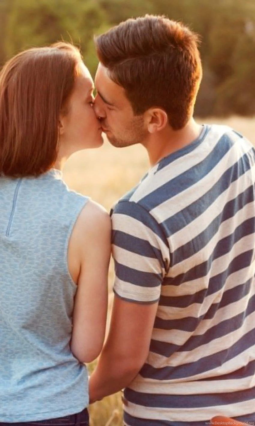 Сонник целоваться с другом. Поцелуй. Поцелуй в губы. Целующиеся люди обои. Красивые парочки.