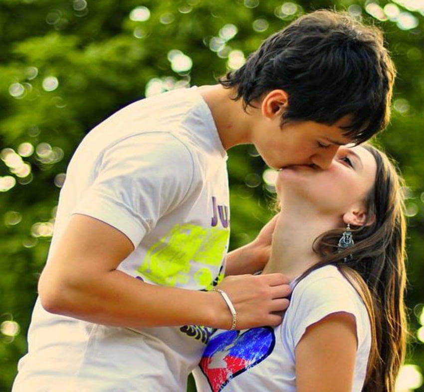 chico chica besándose, romántico beso francés fondo de pantalla