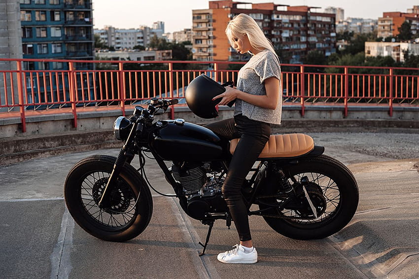 Menina loira capacete motocicletas jovem, motocicleta para mulheres papel de parede HD