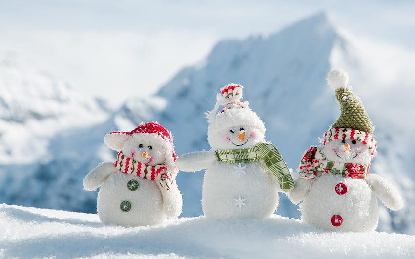 Three snowman figurines, snowmen, snow, depth of field, winter real snowmen HD wallpaper