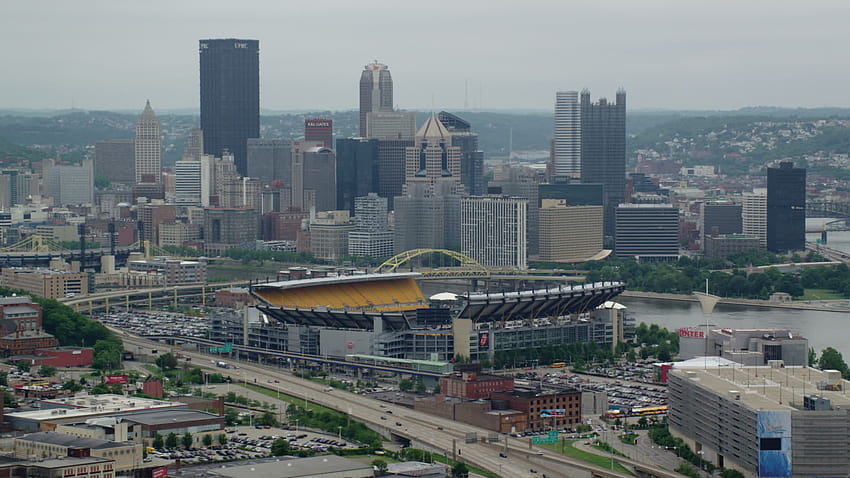s d'archives vidéo aérienne du stade de football Heinz Field et du centre-ville de Pittsburgh, Pennsylvanie Aerial Stock Footage AX105_226 Fond d'écran HD