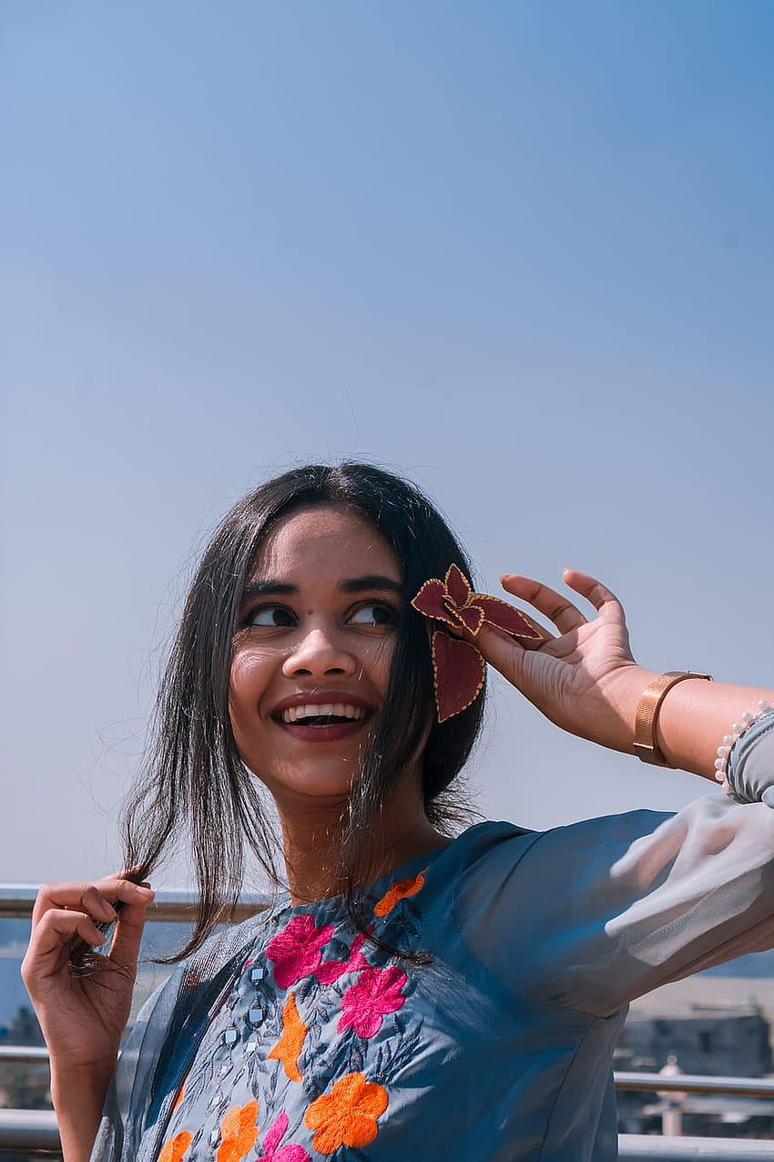: Wanita Berbaju Biru Memegang Bunga olehnya, iphone gadis bangladeshi wallpaper ponsel HD
