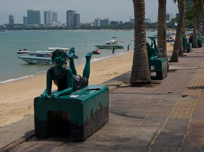 Sculpture on the promenade in the resort of Pattaya, Thailand HD wallpaper