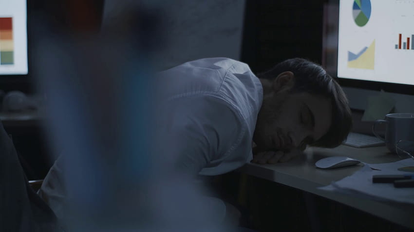 Уморен бизнесмен, спящ на екрана на предния компютър на бюрото в нощен офис. Спящ бизнес анализатор, лежащ на компютърна маса в тъмен офис. Stock Video Footage, уморен компютър HD тапет