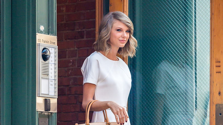 White Dress Wearing Taylor Swift With Hand Bag Taylor Swift, taylor swift white dress HD wallpaper