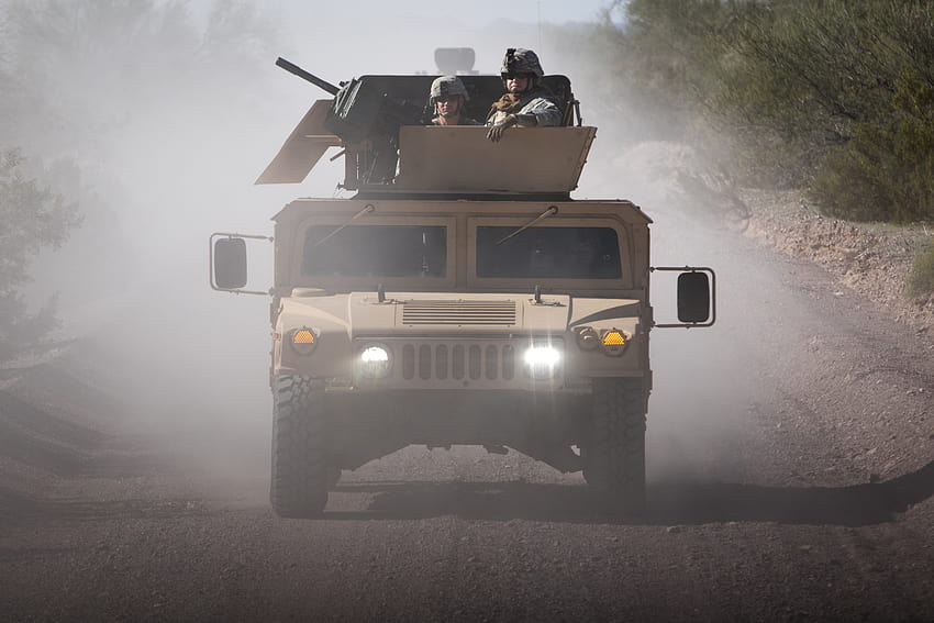 Abgeordnete der Arizona Guard feuern in Bewegung, Humvee-Minigun HD-Hintergrundbild