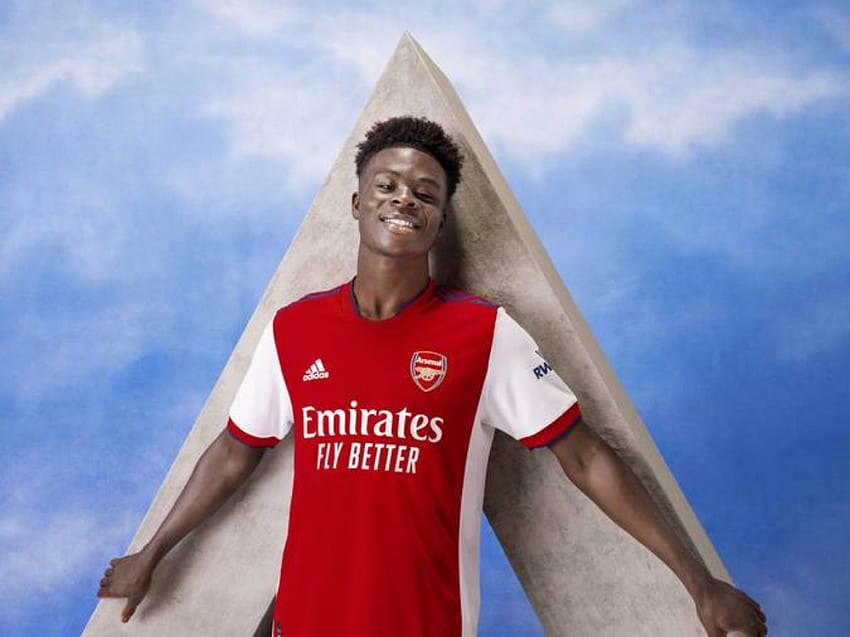 : Modello di giocatori dell'Arsenal nel nuovo kit home per la stagione 2021/2022, arsenal adidas 2022 Sfondo HD