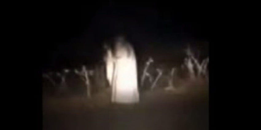 „Ghost“ von Blackburn wird auf Video festgehalten, als eine wütende Erscheinung ein Auto jagt, ein echter Geist HD-Hintergrundbild