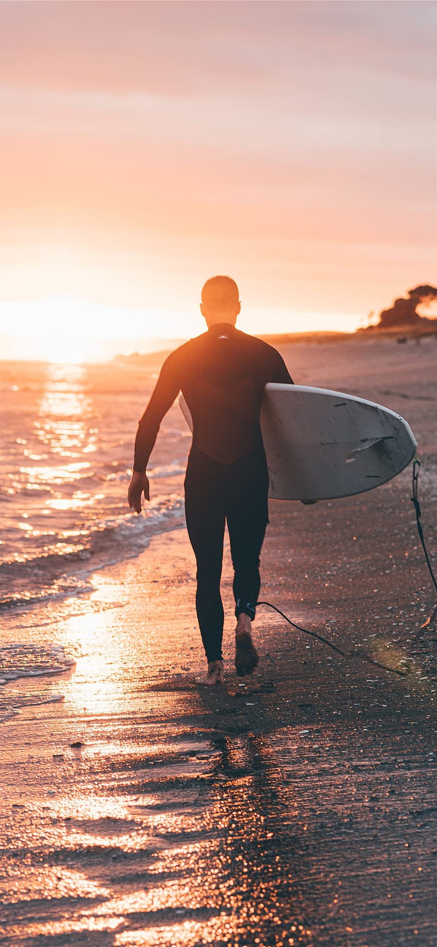 hombre con tabla de surf blanca iPhone X, estética de tabla de surf fondo de pantalla del teléfono