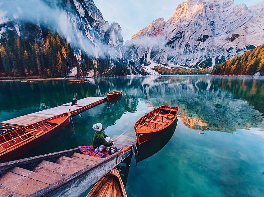 İtalya Lago di Braies, Dolomites Doğa Dağları Gölü, göl tekneleri yansıması HD duvar kağıdı