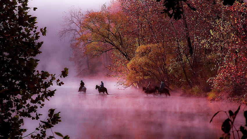 Cavalos e cavaleiros atravessando o rio em uma manhã nublada, perspectiva nebulosa papel de parede HD