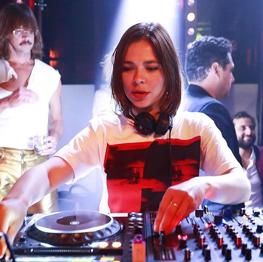 Russia's Nina Kraviz named best DJ of 2017 by MixMag magazine HD wallpaper