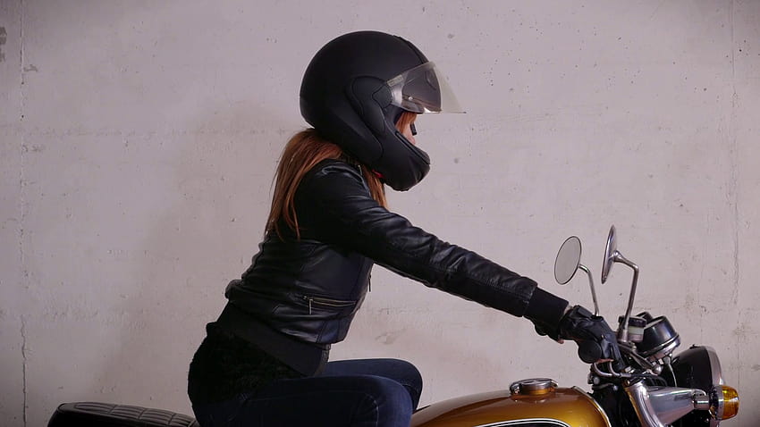 Moto Moto Happy Girl Woman Biker Driving Bike With Helmet Stock Video Footage, équipement de motard féminin Fond d'écran HD