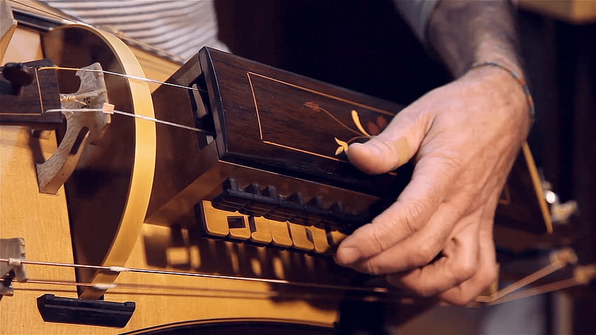 Sanfona Hurdy, hurdy gurdy라는 오래된 아코디언을 연주하는 남자 HD 월페이퍼