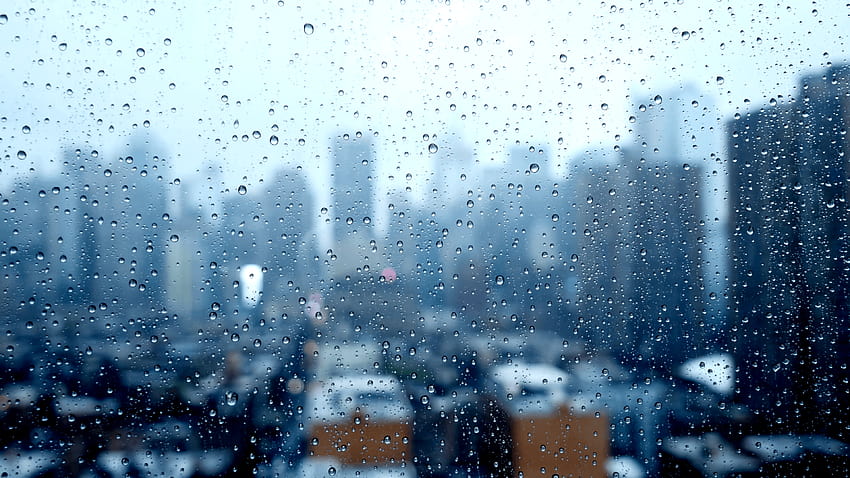 замъглен изглед от прозореца на силуета на града. тъжно лошо време. дъждовни капки, тъжен фон HD тапет