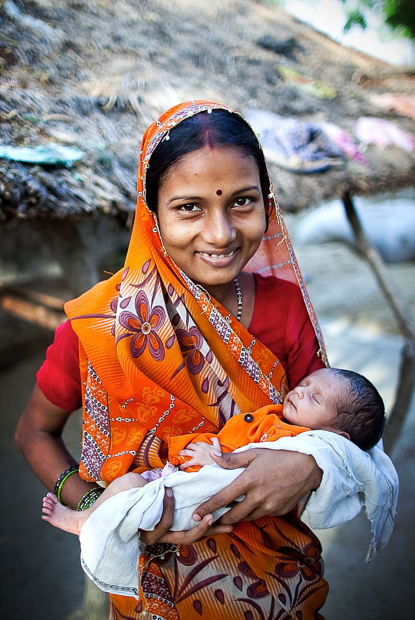 Madre indiana sorridente con il suo neonato, mamma e figlio indiani Sfondo del telefono HD