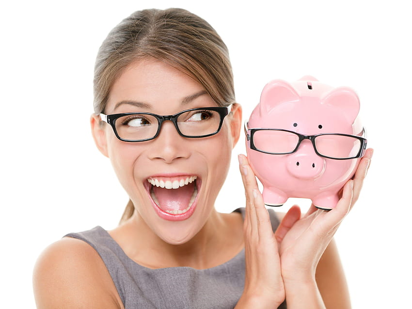 ピンクの貯金箱を保持している黒いフレームの眼鏡をかけた女性 高画質の壁紙
