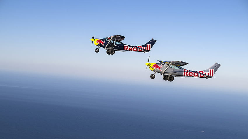 Intercambio de aviones en Hulu: los miembros de la Fuerza Aérea de Red Bull intentarán lanzarse en paracaídas contra aviones no tripulados que caen, aviones de cola roja fondo de pantalla
