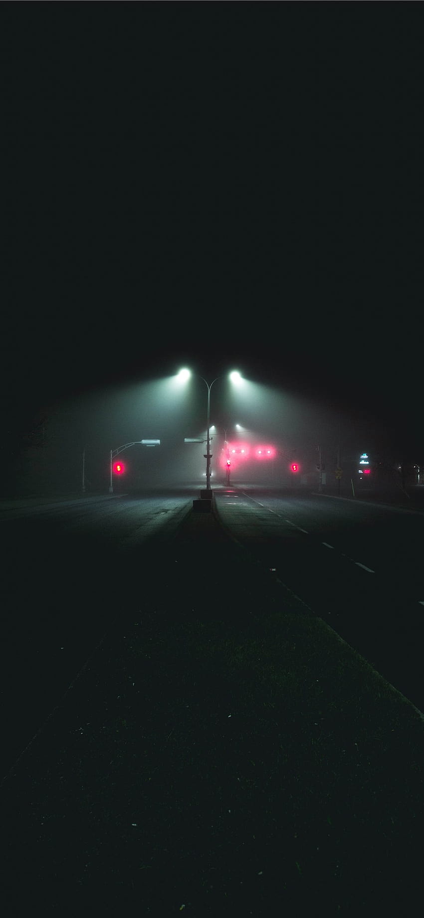 Najlepszy Foggy iPhone X, ciemna droga z mgłą Tapeta na telefon HD