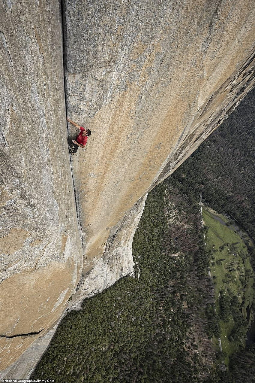 Des clichés incroyables montrent un grimpeur au sommet d'El Capitan alors qu'il est en solo Fond d'écran de téléphone HD