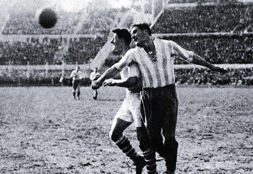 ワールドカップでプレーした唯一の男、ルイス・モンティの物語、古いぼろぼろのサッカーボール 高画質の壁紙