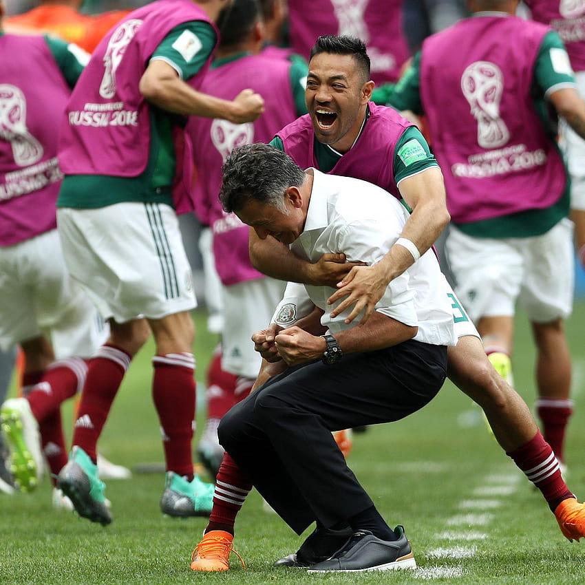 El gol de Hirving Lozano hace que el entrenador de México esté tan abrumado que tuvo que sentarse, Chucky Lozano fondo de pantalla del teléfono