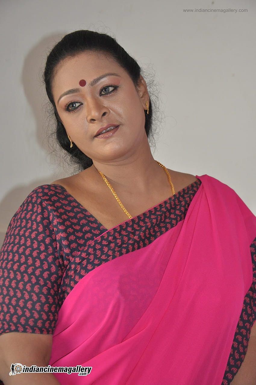 Mallu ciocia shakeela gorąca w sari i churidar z tamilskiego filmu Tapeta na telefon HD