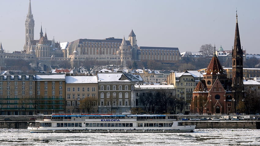 : зима, сняг, река, Унгария, Будапеща, кула, круизен кораб, църква, сграда, Дунав, лед, градски пейзаж 1920x1080, Будапеща зима HD тапет