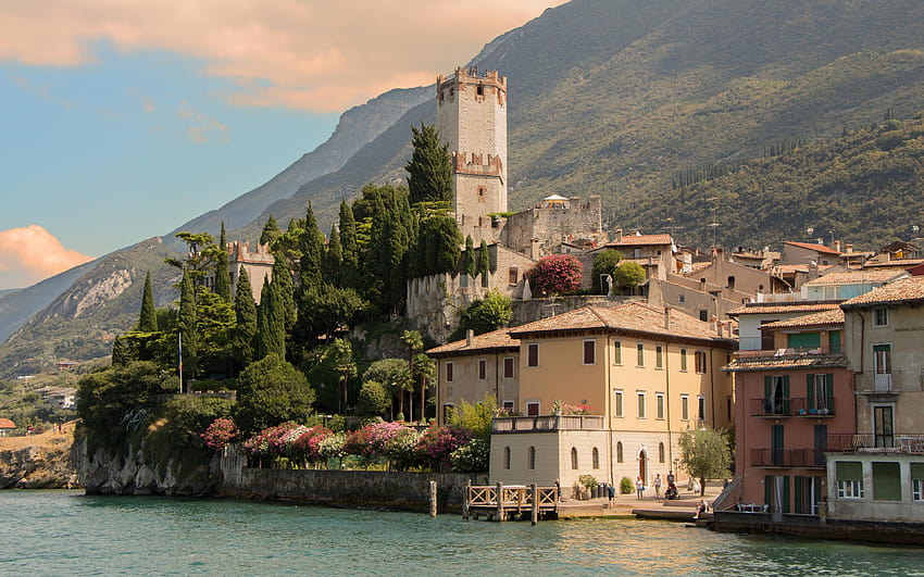 Lac de Garde, beau lac, paysage de montagne, lac dans les Alpes italiennes Fond d'écran HD