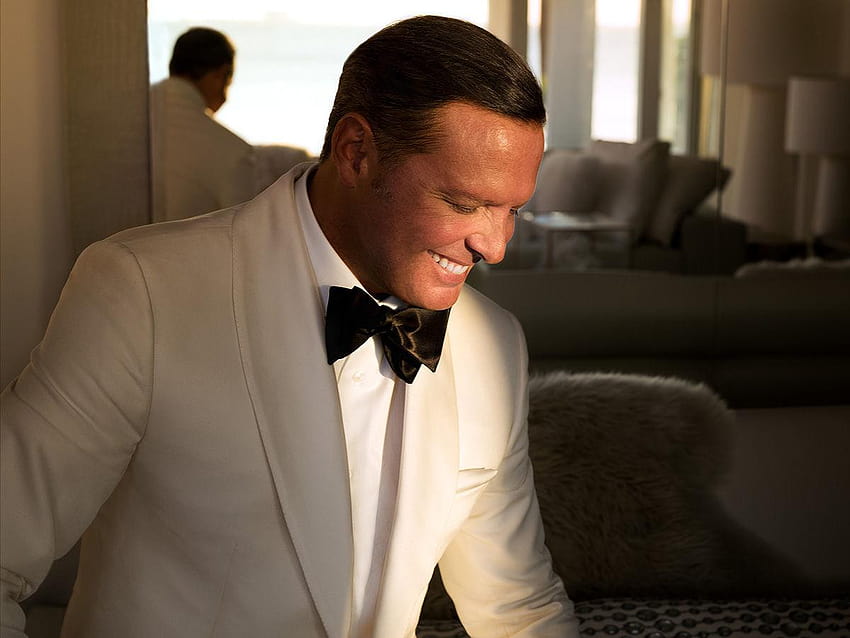 Luis Miguel offers mix of ballads and upbeat tunes in concert HD wallpaper