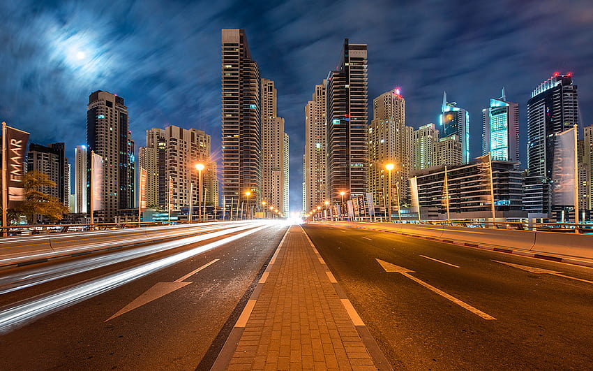 Дубай Обединени арабски емирства Градски пейзаж с осветени небостъргачи Магистрала в нощните часове Ultra For Mobile …, Дубай 2021 HD тапет
