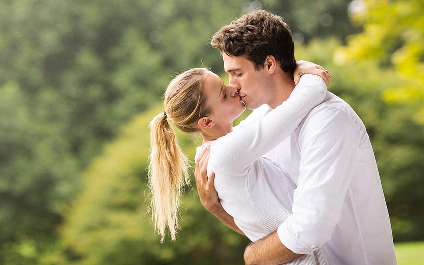 Cartes postales d'amour Couple romantique beau jeune couple s'embrassant, lèvres baiser mobile Fond d'écran HD