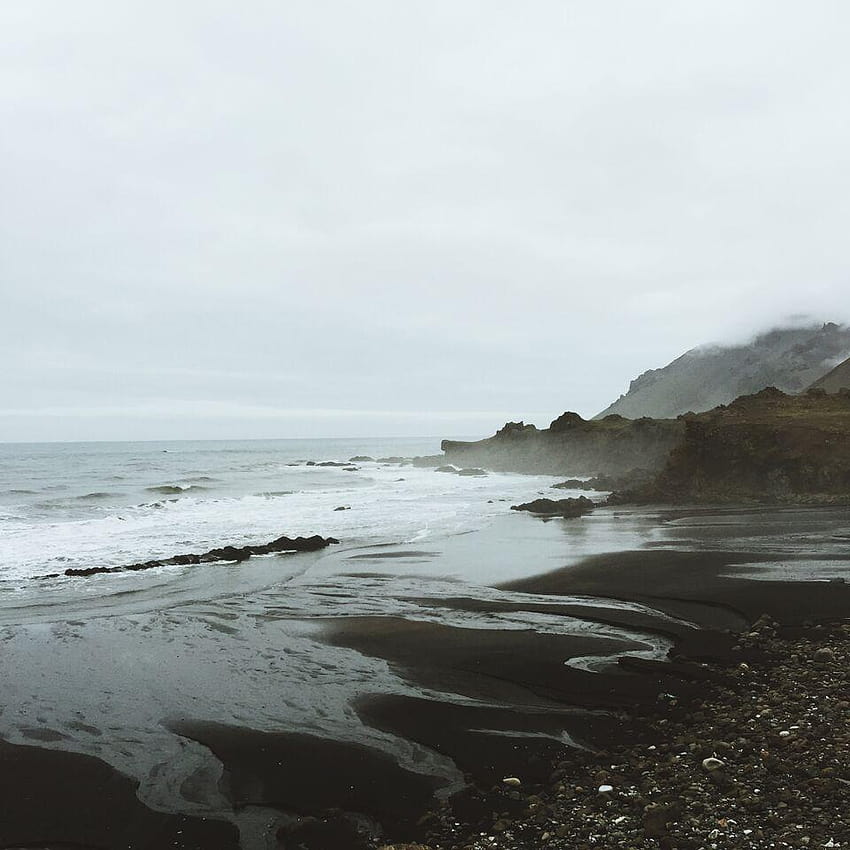 Playa de arena negra fría y neblinosa, estética oceánica neblinosa fondo de pantalla del teléfono