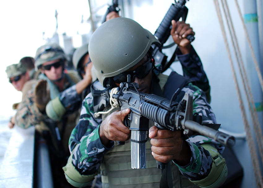 SWADS의 방글라데시 해군 선원들이 방글라데시가 아닌 군대에서 갑판을 휩쓸고 있습니다. HD 월페이퍼