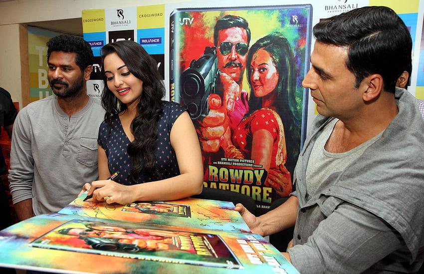 Akshay Kumar and Sonakshi Sinha signing autographs at DVD launch of film ROWDY RATHORE in Mumbai 1 : rediff bollywood on Rediff Page HD wallpaper