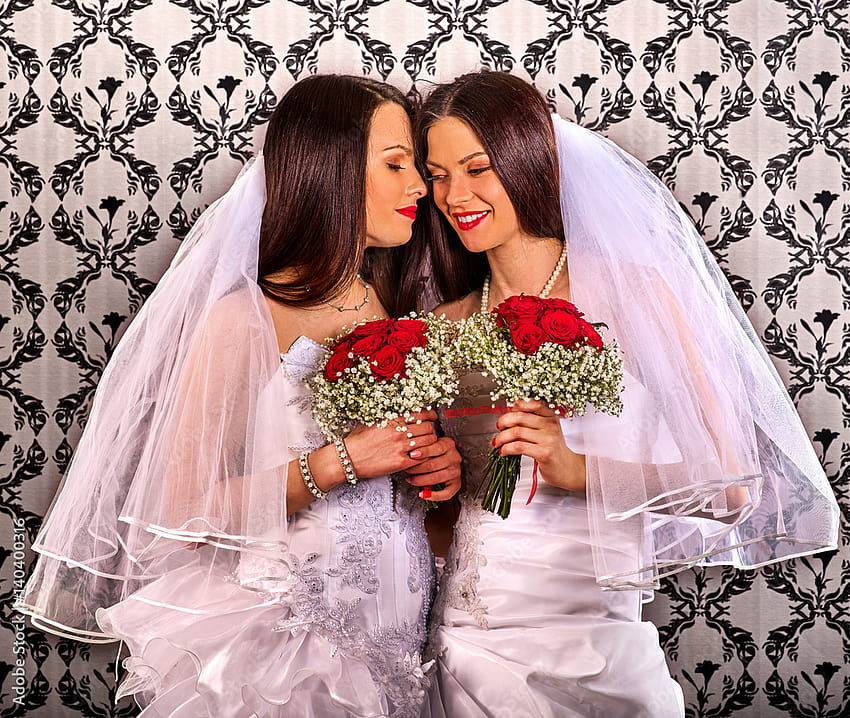 Лесбийски двойки в сватбена булчинска рокля се целуват. същата целувка на лесбийска двойка HD тапет