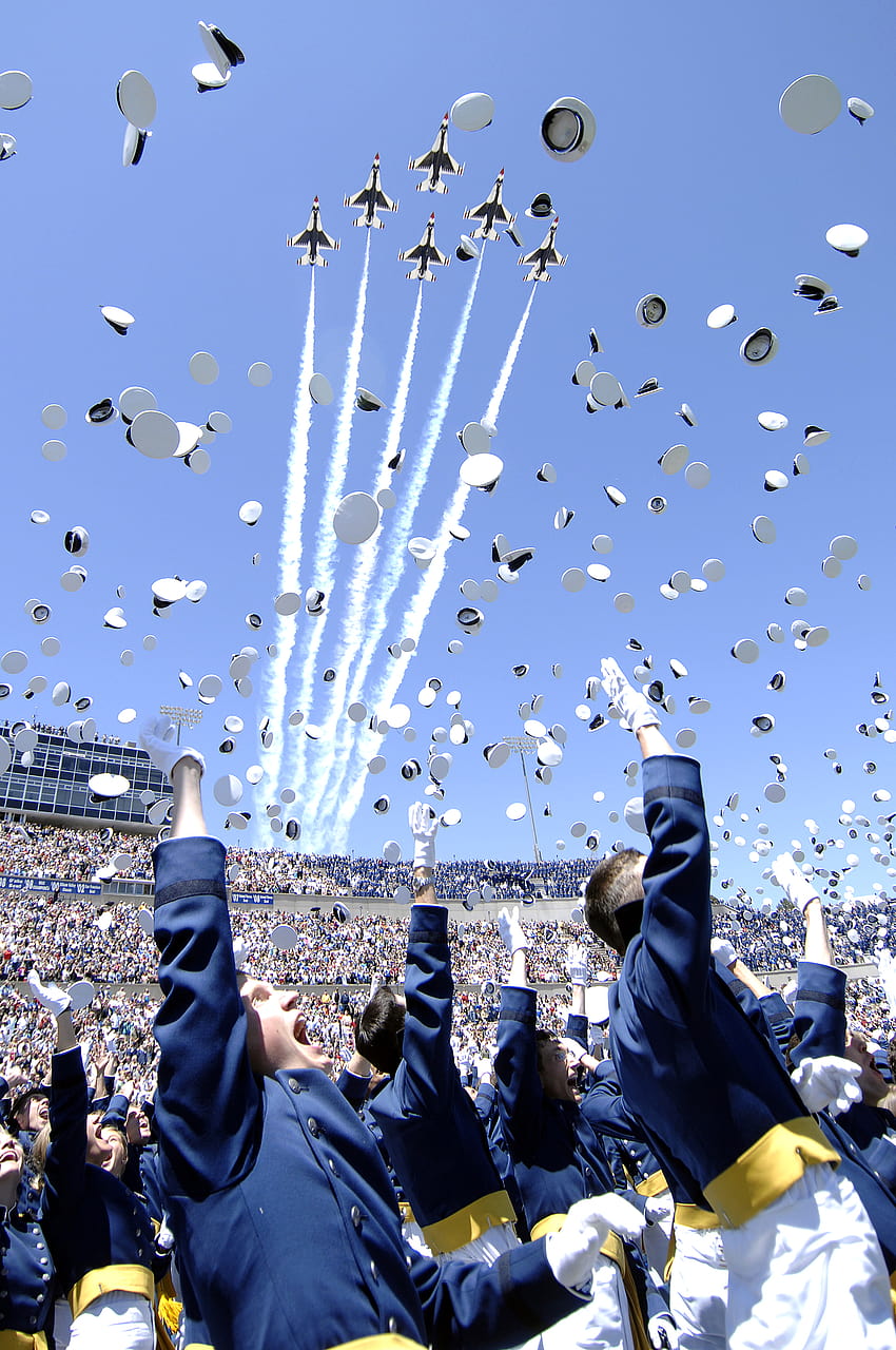 米国空軍士官学校で新たに任命された 1,046 人の少尉が、空軍のハヤブサによる功績を記念しています HD電話の壁紙