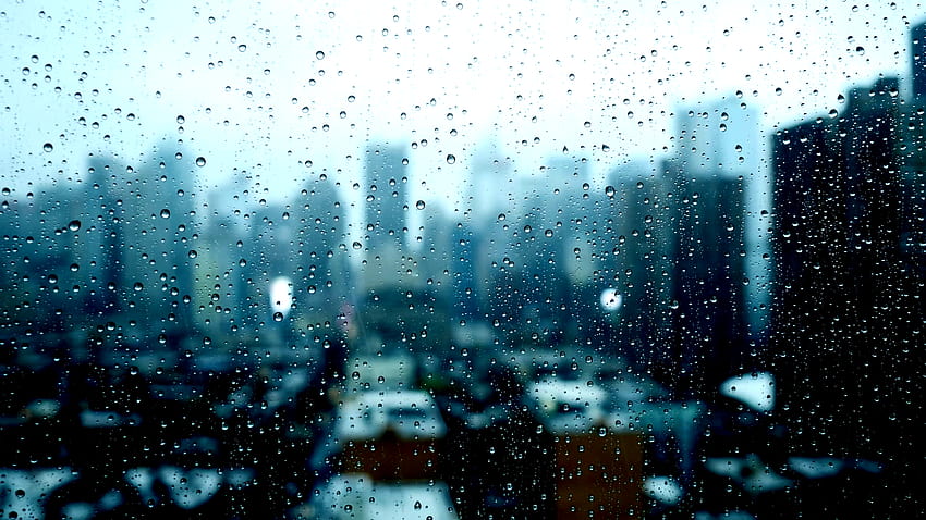 vista della finestra dello skyline della città sfocata. triste maltempo. Sfondi di gocce di pioggia Filmati Stock 00:12 SBV, pioggia vista sulla città Sfondo HD