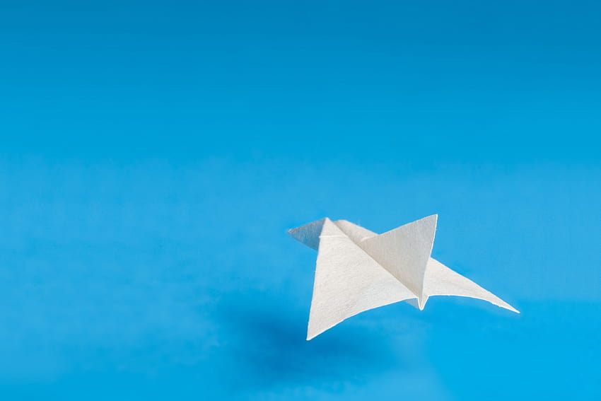 Avión de papel de avión minimalista de origami fondo de pantalla