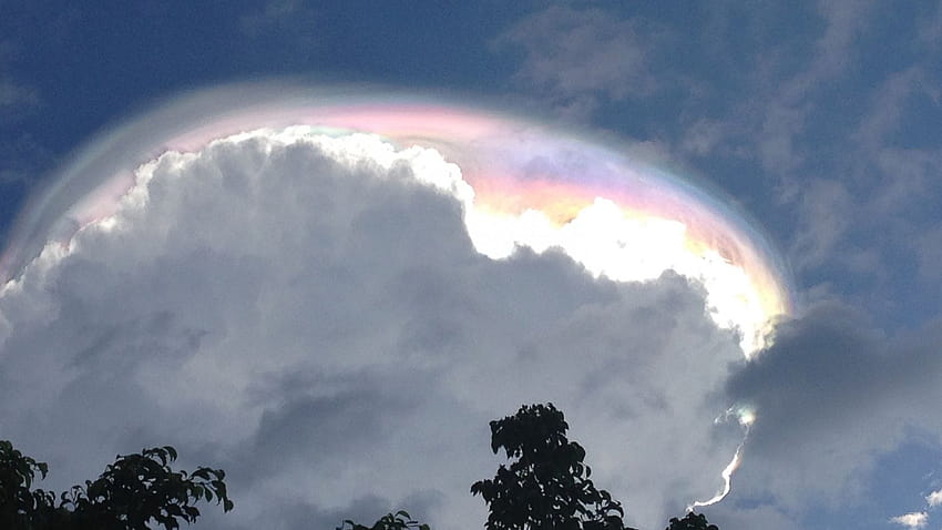 コスタリカで発見された神秘的な虹色の「時代の終わり」の雲現象 高画質の壁紙
