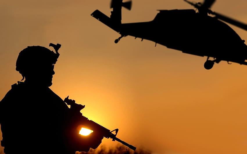 siluet prajurit koboi matahari terbenam dengan adegan helikopter kargo senapan dari film Wallpaper HD