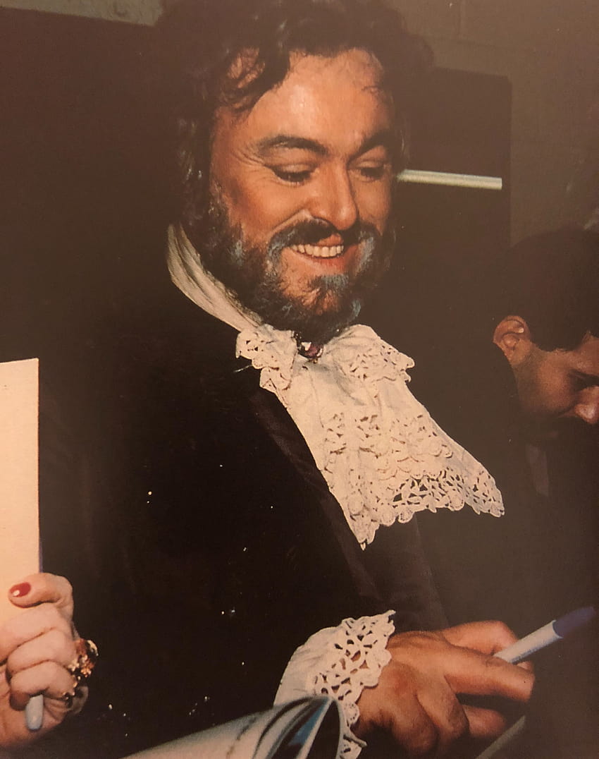 Luciano Pavarotti signs autographs backstage after a performance of HD phone wallpaper