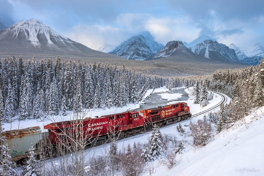 Del treno rosso circondato da alberi durante la neve, treno rosso nella neve Sfondo HD
