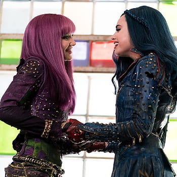 Dove Cameron and Sofia Carson Crashed a High School Theater Zoom Call ...