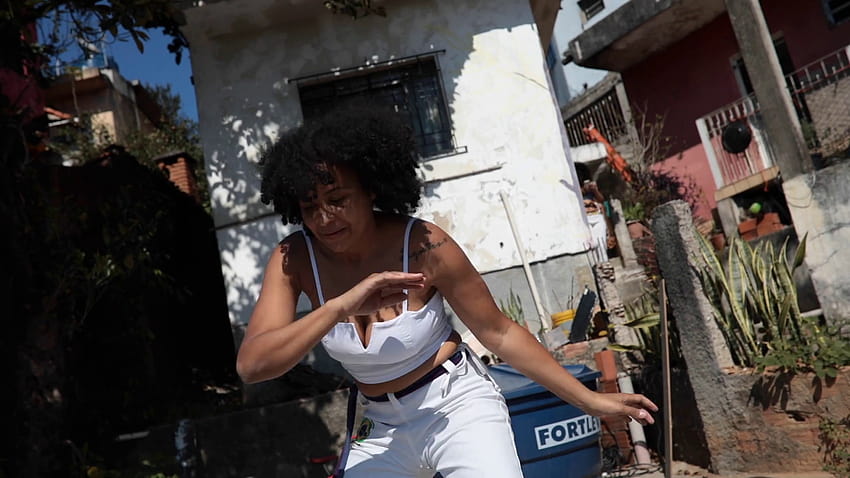 Mulher negra realizando chutes de capoeira e dançando para a câmera Vídeos de arquivo 00:34 SBV, mulheres de capoeira papel de parede HD
