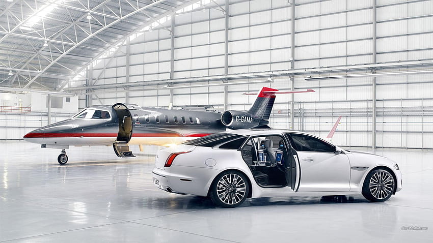 Sedán blanco y jet privado negro, Jaguar XJ, coche, jet, jet privado de lujo android fondo de pantalla