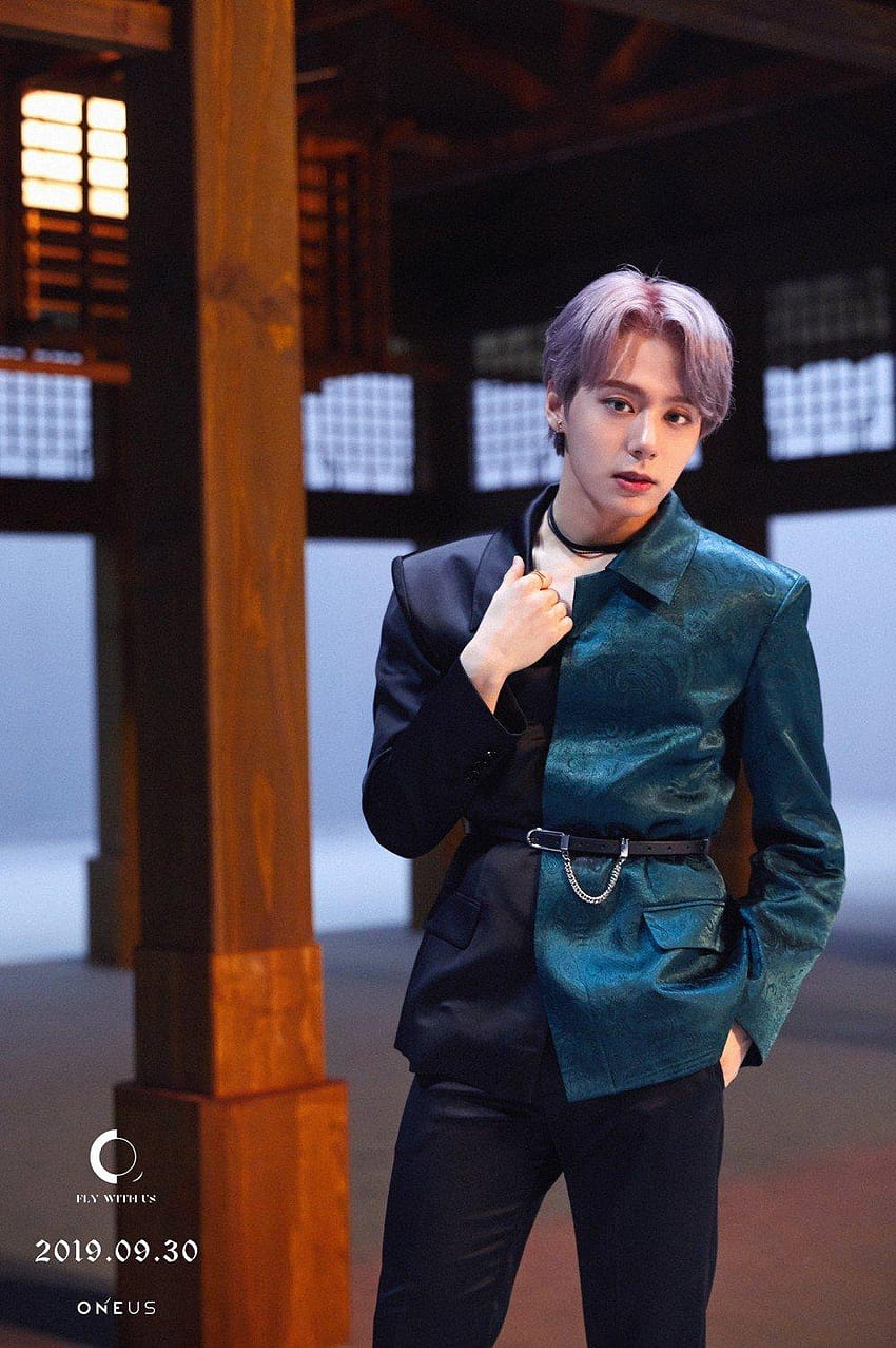 ONEUS reveals dapper teaser for members Hwanwoong and HD phone ...