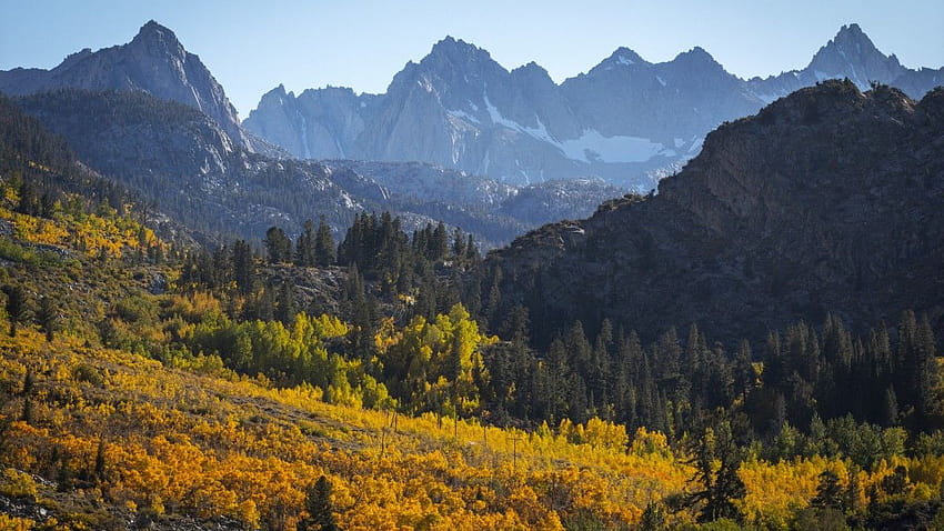 As cores do outono de Eastern Sierra estão no auge. Aqui é onde você precisa ir agora, montanhas da Califórnia no início do outono papel de parede HD