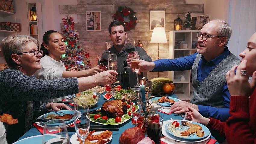 伝統的な食べ物を持つ大家族のクリスマスイブのお祝い。 冬休みのお祝い。 多世代家族の伝統的なお祝いクリスマス ディナー。 装飾されたストック ビデオ、家族の夕食でクリスマスの食事のごちそうを楽しむ 高画質の壁紙