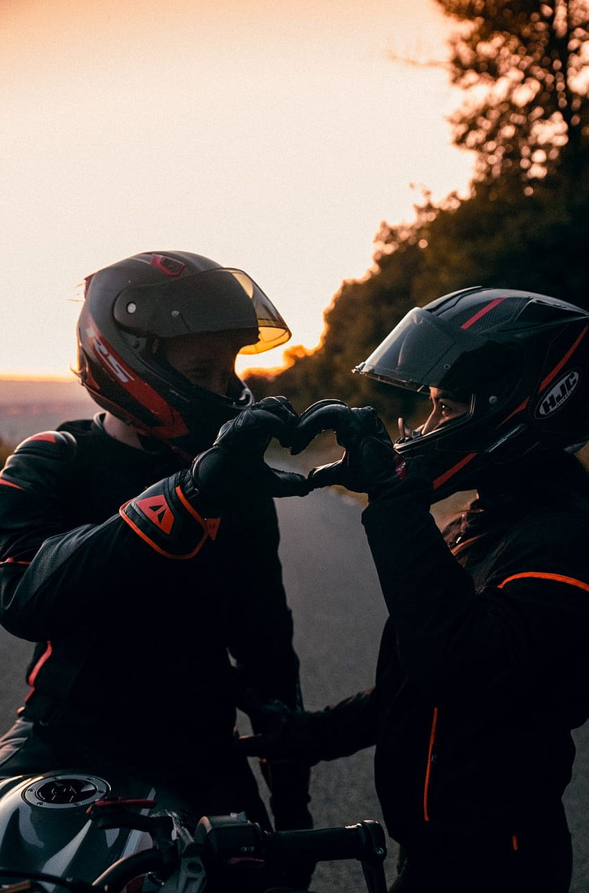 Двойка мотористи, момче и момиче карат любов HD тапет за телефон